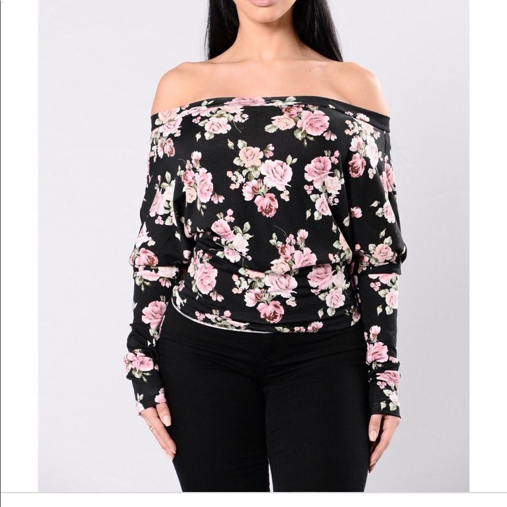 Off the shoulder long sleeve‎ floral top